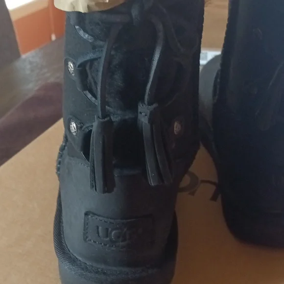 Girls UGG Boots - Picture 2 of 4